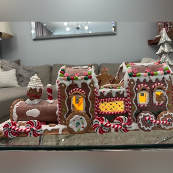 Gingerbread Clay Train - Picture 3 of 4